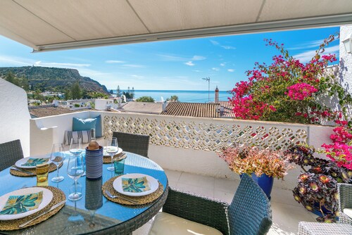 Beautiful townhouse, beach 300m, tastefully renovated, stunning sea views.