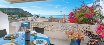 Beautiful townhouse, beach 300m, tastefully renovated, stunning sea views.


