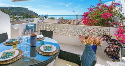 Beautiful townhouse, beach 300m, tastefully renovated, stunning sea views.