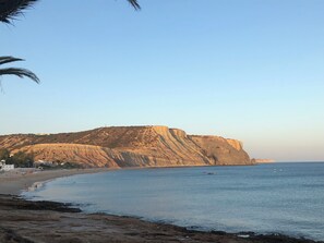 Plage à proximité, chaises longues, serviettes de plage