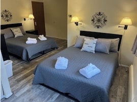 Habitación Confort, 2 camas de matrimonio, vistas a la montaña | Cortinas opacas, tabla de planchar con plancha, wifi gratis