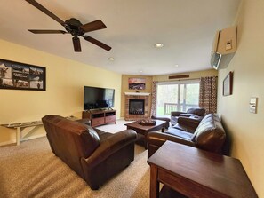 TV, fireplace, DVD player - 1st floor, open, AC/FP, deck & yard, swim club. F1904 by LRS (Lincoln)