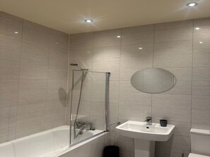 Apartment | Bathroom | Shower, towels - Charming 1-bed Apartment in Walton on the Naze (Walton on the Naze)