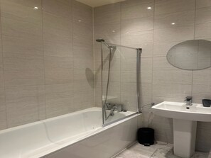 Apartment | Bathroom - Charming 1-bed Apartment in Walton on the Naze (Walton on the Naze)