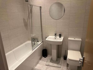 Ein Badezimmer mit Badewanne, Waschbecken und Toilette.