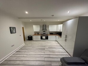 Apartment | Eigene Küche | Kühlschrank, Mikrowelle, Ofen, Herdplatte