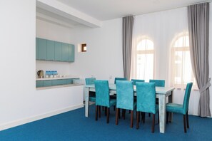 Villa Premium | Caja de seguridad en la habitación y tabla de planchar con plancha 