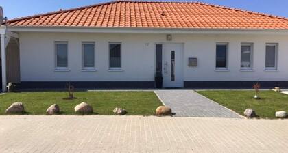 "white Swan" Modern Retreat