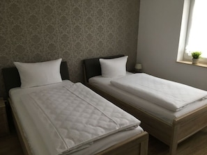 1 bedroom, iron/ironing board - "white Swan" Modern Retreat (Trent)