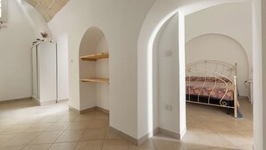 A bedroom with a bed, a wardrobe, and a built-in shelf. - 3910 Casa Nanà by Barbarhouse (Nardò)