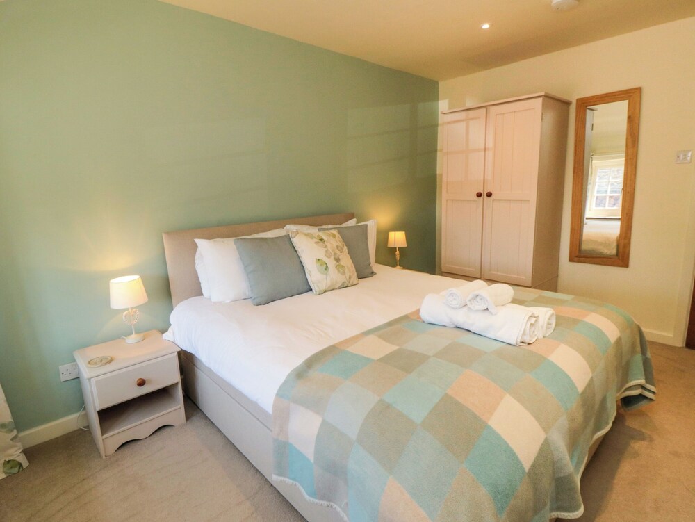 TILLERS COTTAGE, pet friendly, character holiday cottage in Ebberston