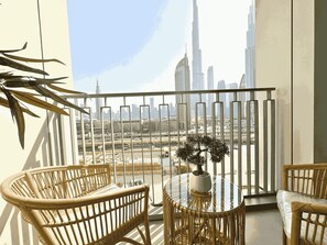 Een balkon met rieten meubels, een glazen tafel en een bloempot.
