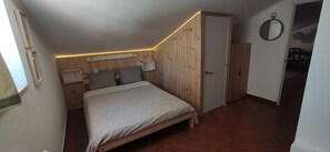 1 bedroom, WiFi, bed sheets - First Floor Attic Apartment (Parede)
