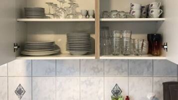 Rumah | Dapur pribadi | Ketel listrik, pemanggang roti, dan peralatan masak/sendok-piring