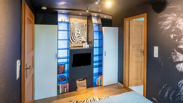 Apartment | 1 bedroom, individually furnished, iron/ironing board, bed sheets