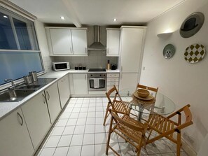 Apartment | Private kitchen | Fridge, microwave, oven, stovetop - Cozzy 1-bed Apartment in Liverpool St & Shoreditch (London)