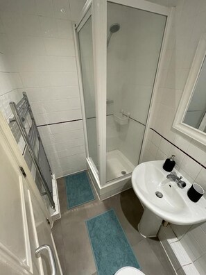 Departamento | Baño | Regadera, secadora de cabello, toallas 