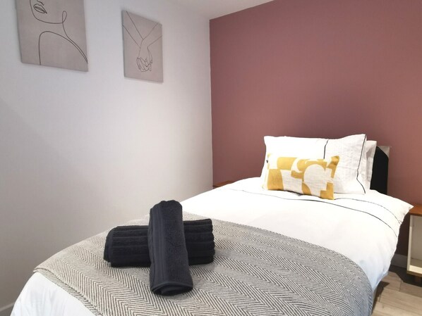 6 bedrooms, iron/ironing board, WiFi, bed sheets