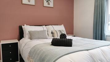 6 bedrooms, iron/ironing board, WiFi, bed sheets