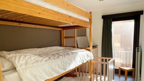 A bunk bed room with a view of a balcony. - Apartment in Nieuwpoort by the Beach (Nieuwpoort)