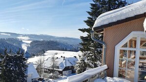 A snow-covered mountain landscape with a house and a clear sky. - Landhuis Appartement Feldberg Uitzicht (Sankt Maergen)