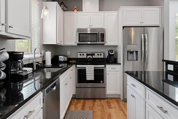 Frigorifero, microonde, forno, piano cottura