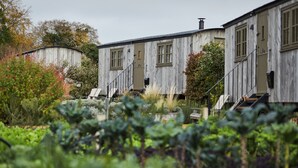 Garden Wagons | ミニバーのアイテム (無料)、セーフティボックス (室内)、デスク、アイロン / アイロン台