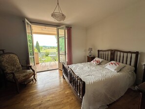 6 bedrooms, desk, iron/ironing board, free WiFi
