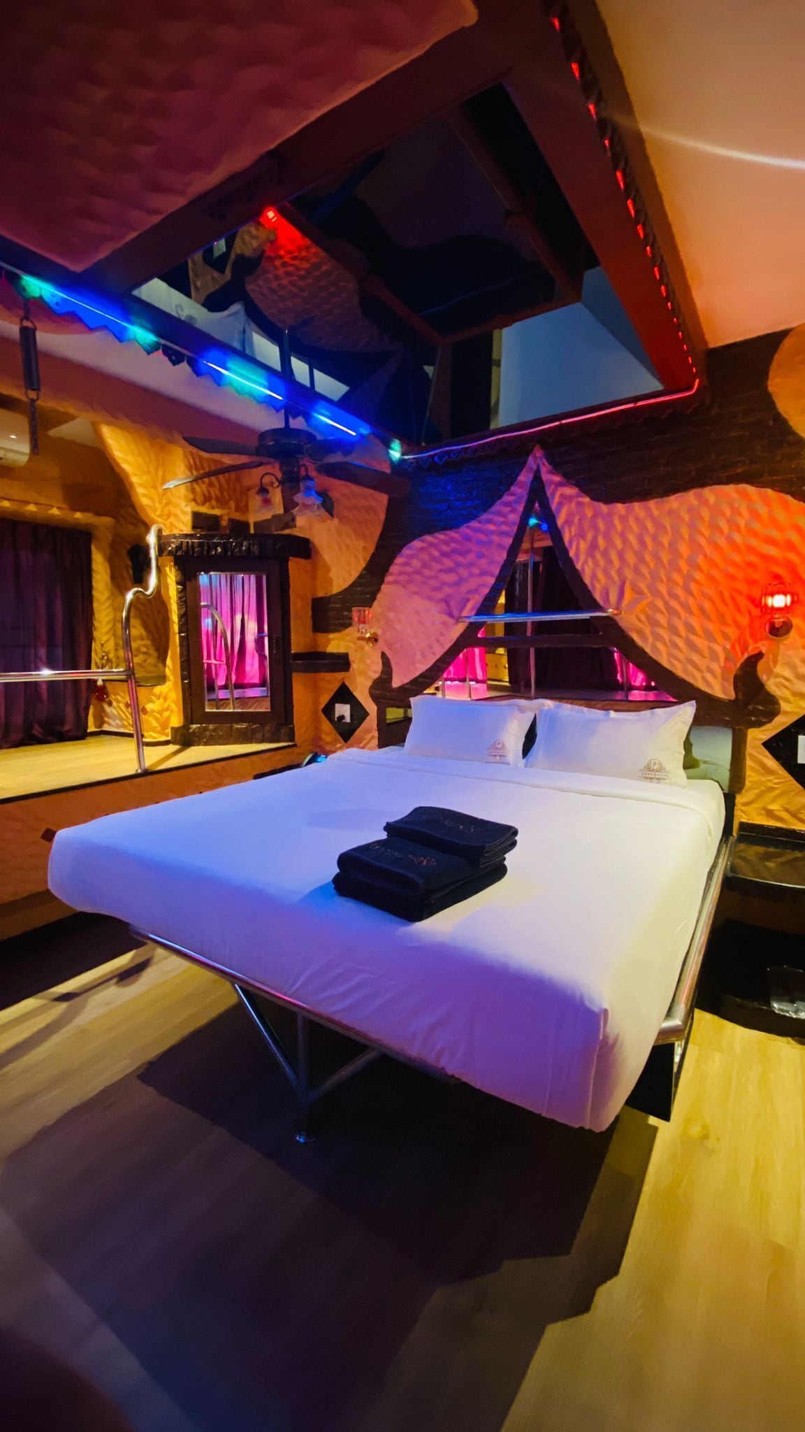 Deluxe-rum | Memory foam-madrasser, värdeförvaringsskåp på rummet och unika möbler