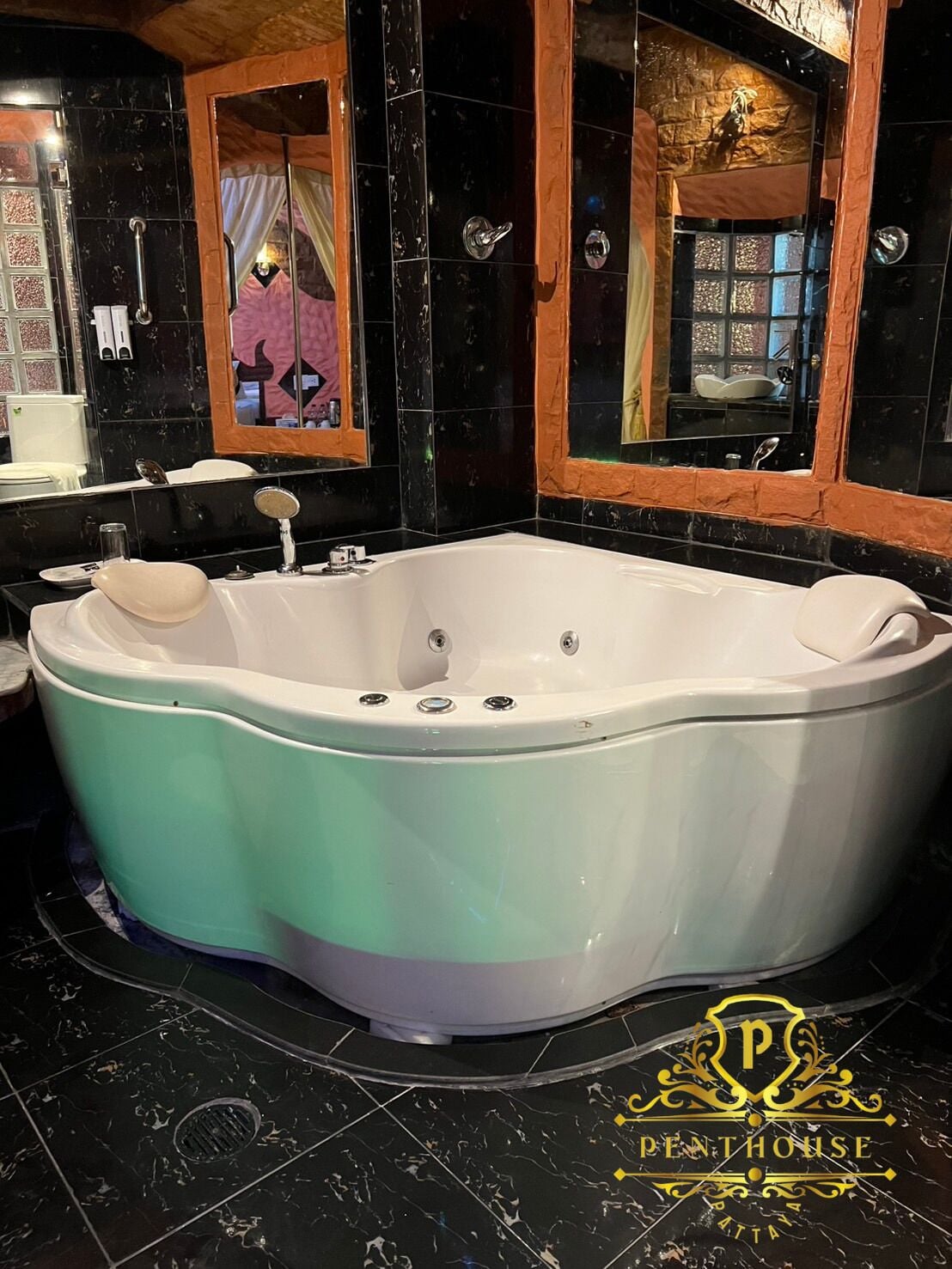 Zuhanyzó, hidromasszázs-zuhanyzó, ingyenes piperecikkek és hajszárító