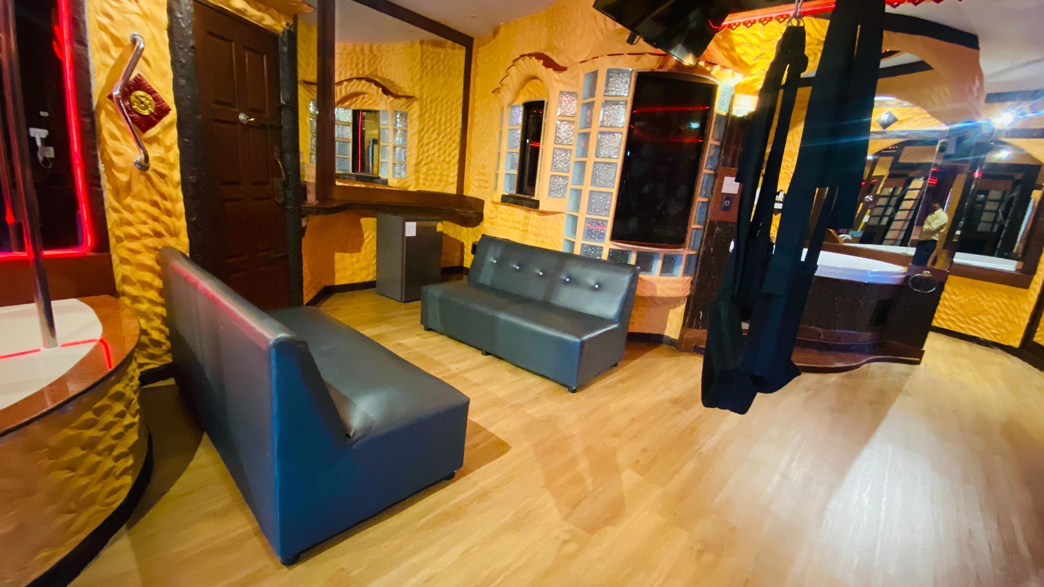 Suíte, 1 cama King | Camas com colchões de espuma com sistema de memória, cofres nos quartos