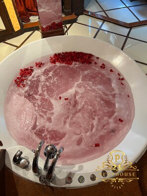 Memory foam-madrasser, värdeförvaringsskåp på rummet och unika möbler