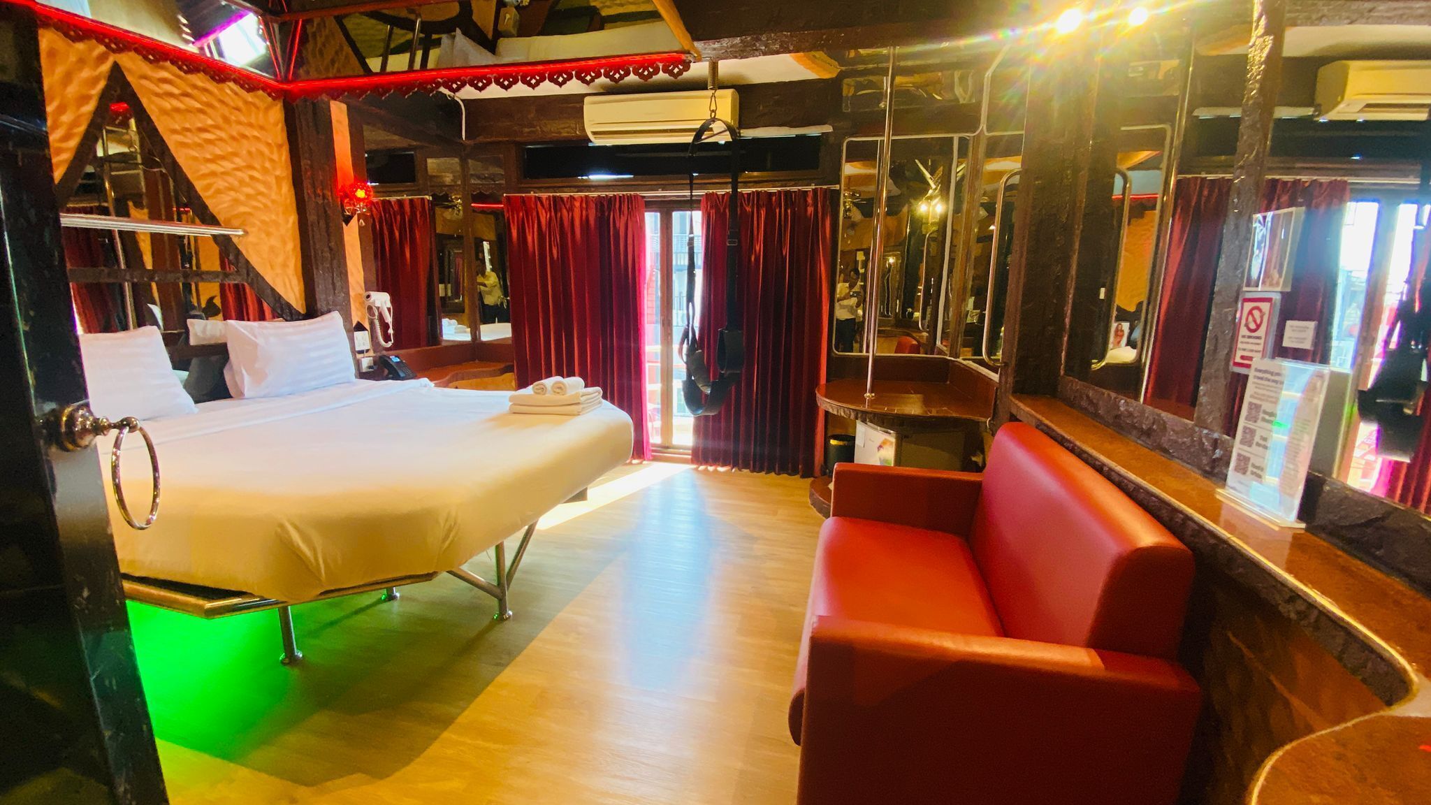 Colchones con efecto memoria y caja de seguridad en la habitación 