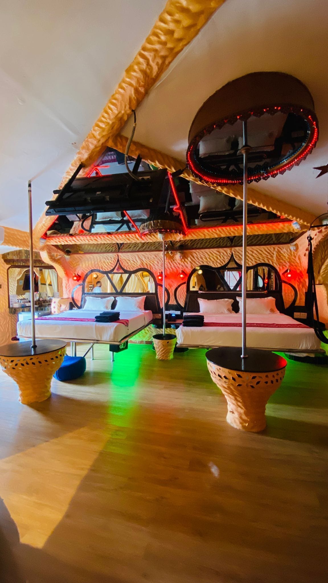 Svit Premium | Memory foam-madrasser, värdeförvaringsskåp på rummet och unika möbler