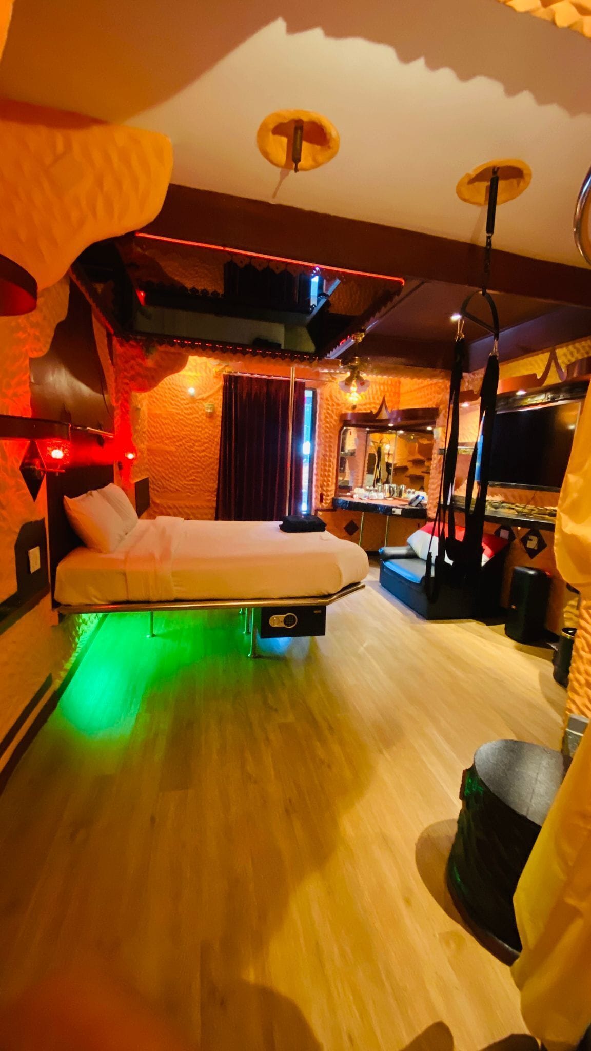 Juniorrum - 1 kingsize-säng | Memory foam-madrasser, värdeförvaringsskåp på rummet och unika möbler