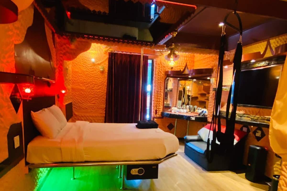 Juniorrum - 1 kingsize-säng | Memory foam-madrasser, värdeförvaringsskåp på rummet och unika möbler