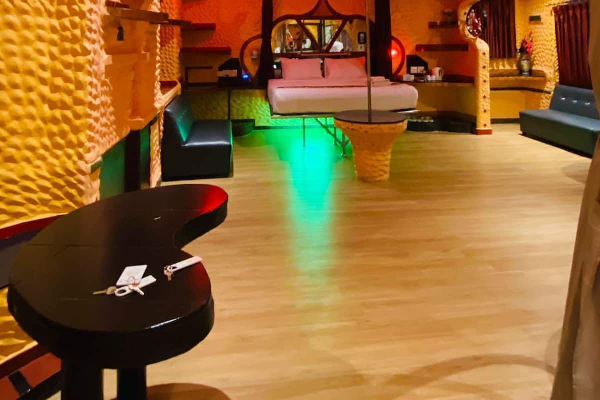 Svit - 1 kingsize-säng | Memory foam-madrasser, värdeförvaringsskåp på rummet och unika möbler