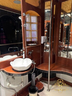 Basic dubbelrum eller tvåbäddsrum | Badrum | Dusch, duschhuvud med massagefunktion och gratis toalettartiklar