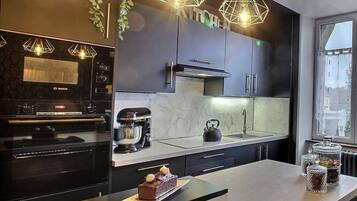 Réfrigérateur, micro-ondes, four, plaque de cuisson