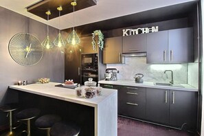 Een koelkast, een microgolfoven, een oven, een kookplaat