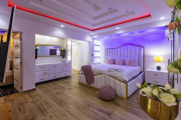 4 bedrooms, iron/ironing board, WiFi, bed sheets