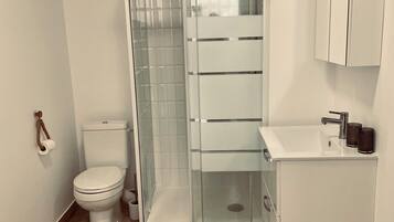 Douche, serviettes fournies, savon, shampoing