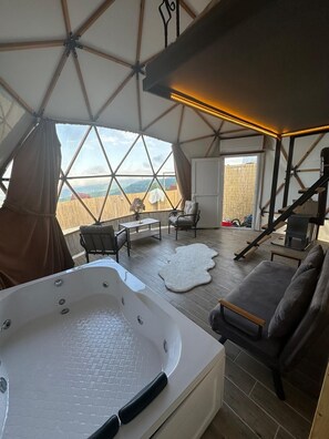 办公桌、笔记本电脑工作区、隔音、免费 WiFi