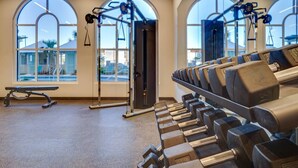 Una palestra con attrezzature per sollevamento pesi, panche e una panca per squat.