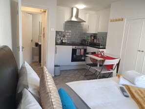 1 chambre, fer et planche à repasser, Wi-Fi, draps fournis