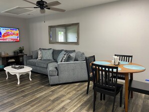 Smart TV, books - Quite and peaceful country setting just minutes from town. (Harrison)