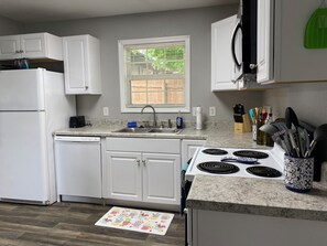 Een koelkast, een magnetron, een oven, een kookplaat