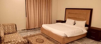 Impeccable 3-bed Apartment in Lahore