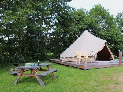 Glamour Tent in Frisian Woods Near Cycling Route