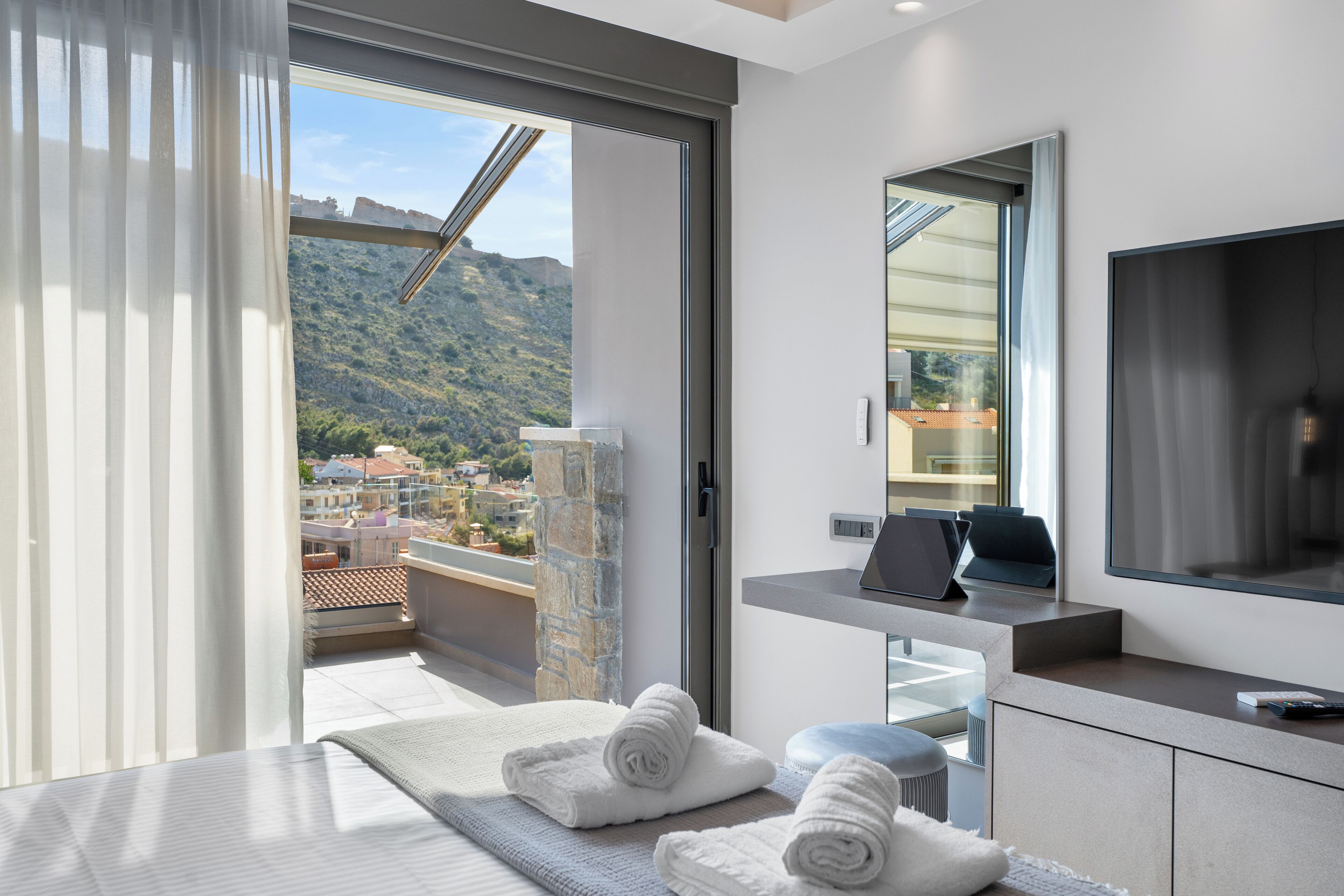 Superior trippelrum - havsutsikt | Värdeförvaringsskåp på rummet, ljudisolering och strykjärn/strykbräda